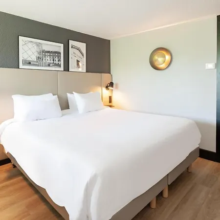 Campanile Hotel Épône